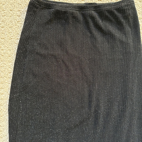 Black shimmer skirt with ruffles - Picture 3 of 3